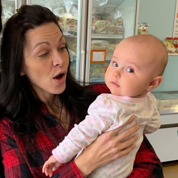 Meet your Posher, Courtney ☺️ - Picture 3 of 4